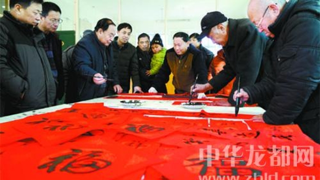 周口書(shū)法愛(ài)好者為父老鄉親送祝福