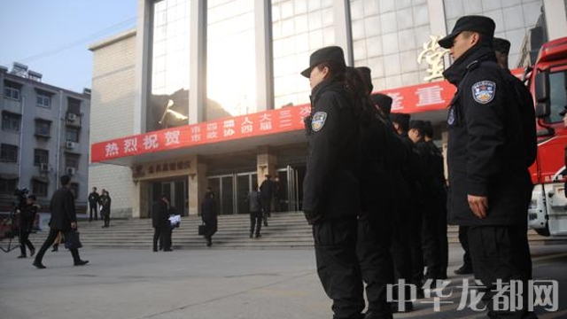 周口民警服務(wù)“兩會(huì )”保平安