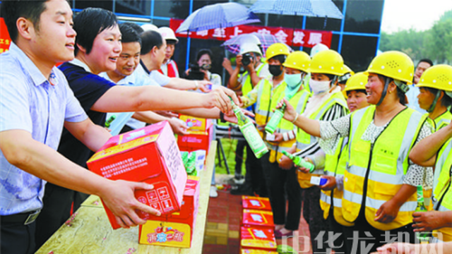關(guān)愛(ài)農民工 夏季送清涼