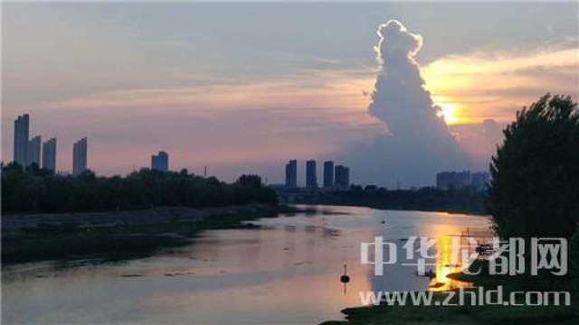 為了這朵云，周口人聚集在大慶路橋上……