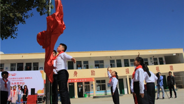 周口留守兒童的國慶節：敬隊禮、升國旗