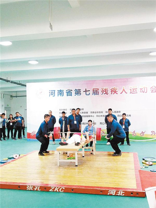 南陽(yáng)選手力舉185公斤強勢奪冠