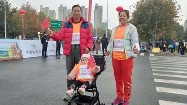 【周口馬拉松】年齡最小選手——牽著(zhù)走 推著(zhù)跑 爺爺奶奶齊上陣