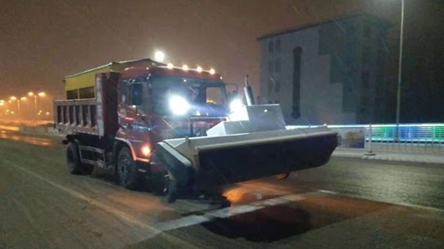 周口環(huán)衛：連夜拋撒融雪劑