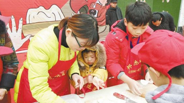 包餃子大賽暨《周口晚報》創(chuàng  )刊15周年暖冬公益行活動(dòng)隆重舉行