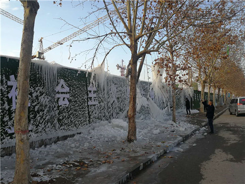 噴水成冰 周口街頭現冰掛景觀(guān)