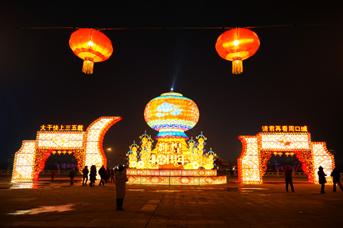“歡樂(lè )進(jìn)萬(wàn)家”元宵燈會(huì )：彩燈漸欲迷人眼 火樹(shù)銀花不夜天