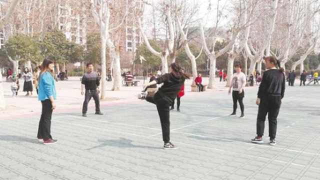 相約到公園 快樂(lè )踢毽子