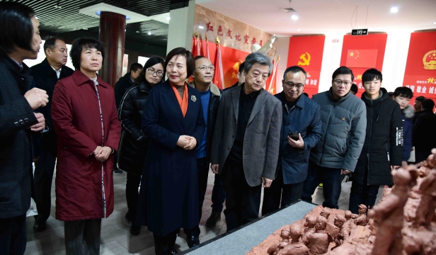張振?！胺榛鹉甏扁x瓷泥塑藝術(shù)展在周口市文化中心展出
