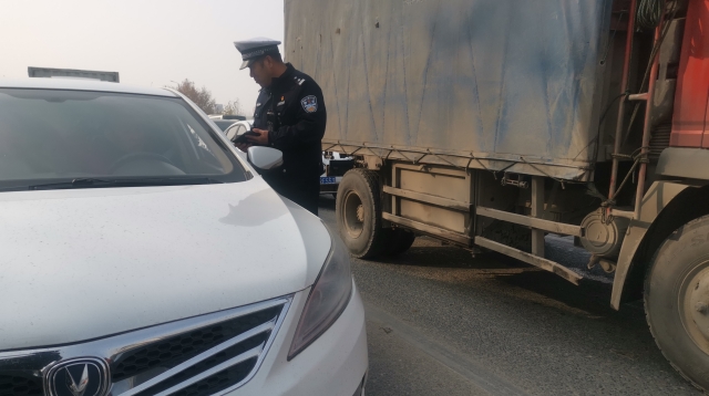 周口限行第一天，交警蜀黍上路勸返近百輛車(chē)