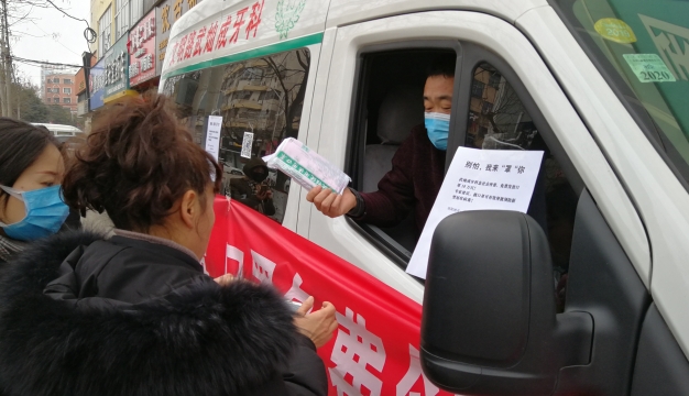 我市一家診所免費發(fā)放口罩給過(guò)路市民