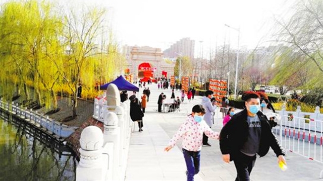 周口公園開(kāi)放 市民樂(lè )享春色