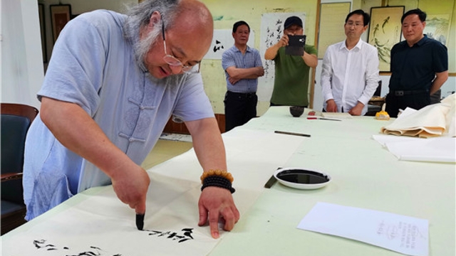 李云飛到周口報業(yè)集團書(shū)畫(huà)院進(jìn)行書(shū)法交流