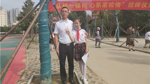 學(xué)校為國家樹(shù)人 家長(cháng)為學(xué)校樹(shù)木——48棵小樹(shù)有了新主人