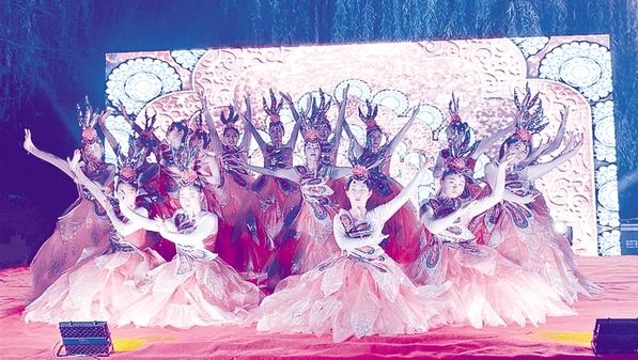 舉行文藝晚會(huì ) 祝福偉大祖國