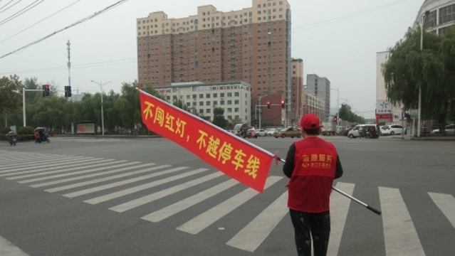 加長(cháng)版小紅旗亮相街頭