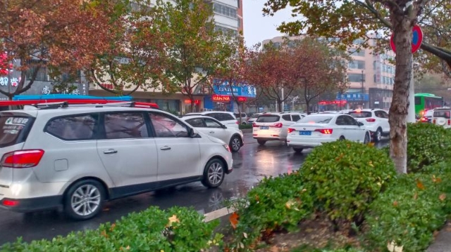 雨中道路擁堵，市民可繞行！