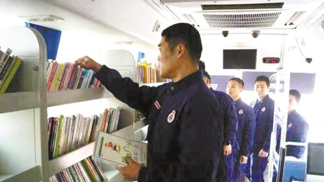 市圖書(shū)館贈書(shū)消防員