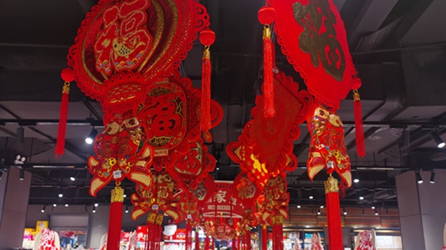 【網(wǎng)絡(luò )中國節·春節】春節臨近 年貨市場(chǎng)熱起來(lái)