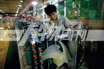 2010年5月10日，珠海格力電器工廠(chǎng)里，工人正在流水線(xiàn)上生產(chǎn)家用空調（方迎忠）