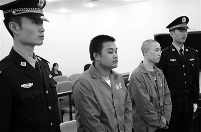 吳澤西（光頭者）與雷雨聲在庭上受審。通訊員 李森 攝